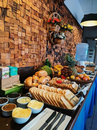 Free daily buffet breakfast . Vila Alaide Praia Hotel