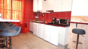 Een koelkast, een magnetron