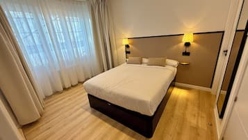 Doppia Superior, 1 letto matrimoniale, bagno privato, vista città | Una scrivania, insonorizzazione, Wi-Fi gratuito, lenzuola
