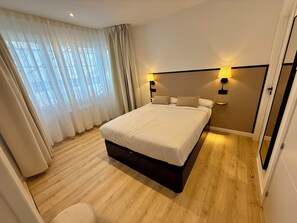 Superior Double Room, 1 Double Bed, Private Bathroom, City View | Desk, soundproofing, free WiFi, bed sheets