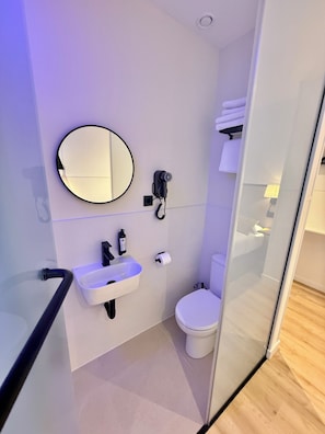 Habitació doble superior, 1 llit doble, balcó, vistes a la ciutat | Bany | Dutxa, assecador de cabells i tovalloles 