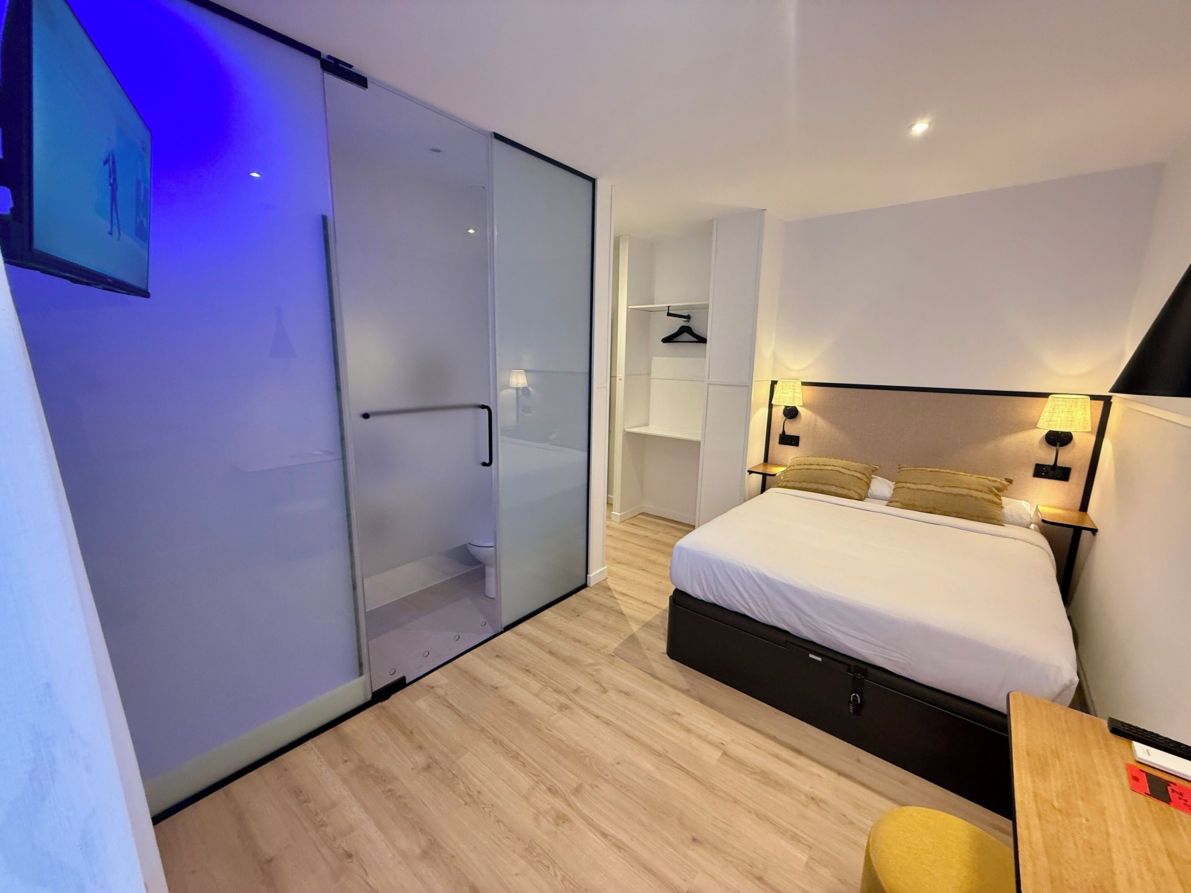 Desk, soundproofing, WiFi (free), bed sheets