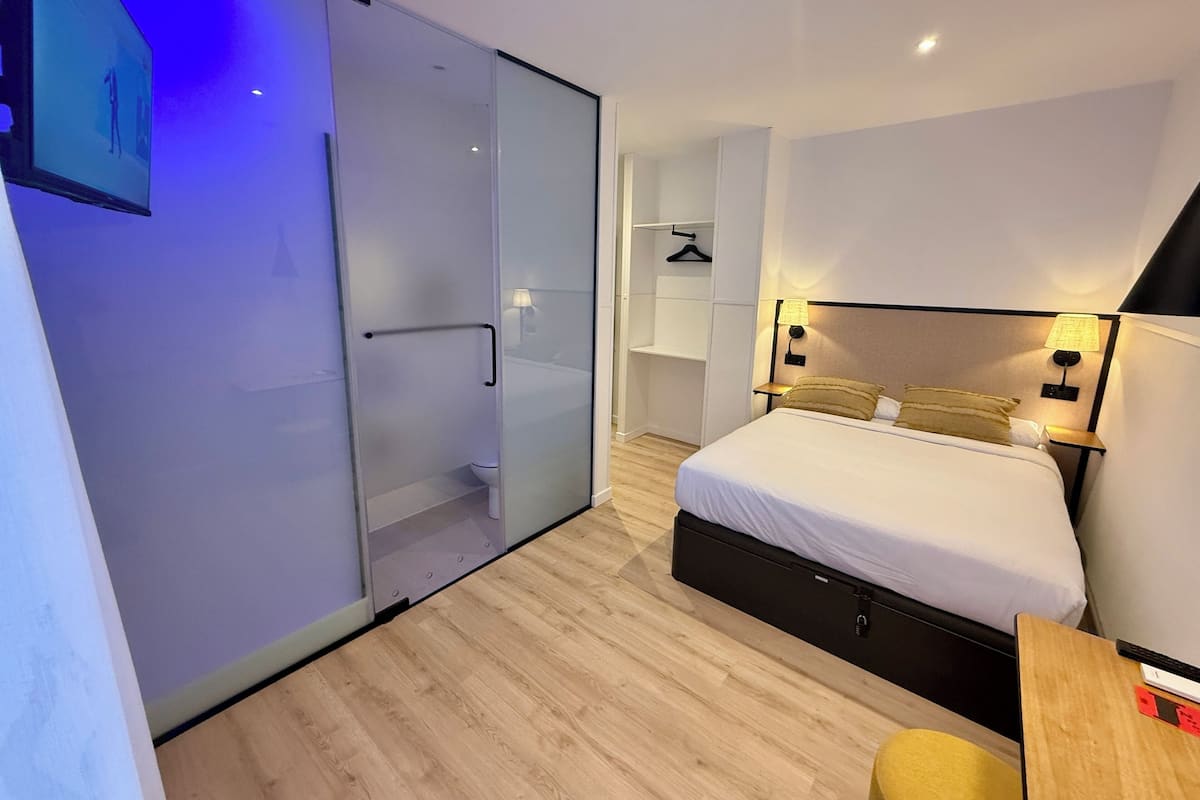 Desk, soundproofing, WiFi (free), bed sheets