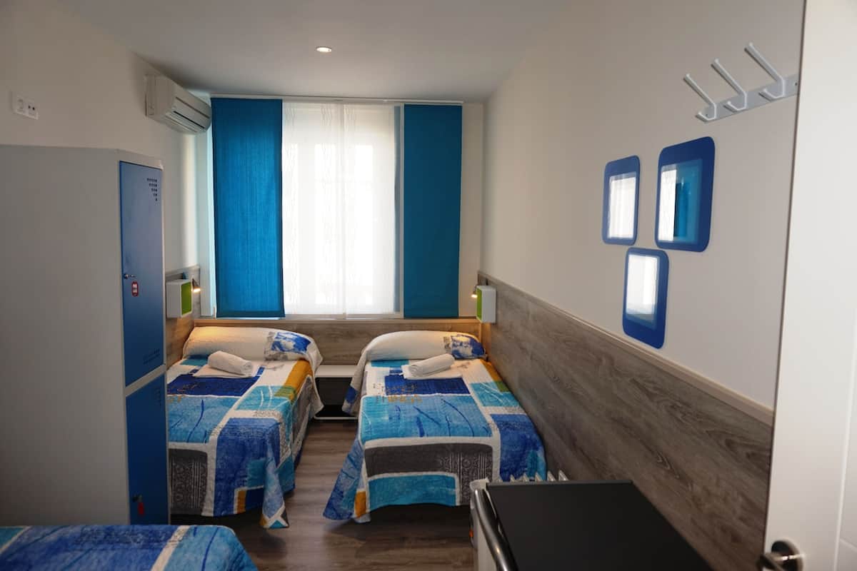 Desk, soundproofing, free WiFi, bed sheets