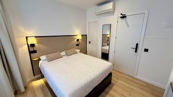 Habitación doble superior, 1 cama doble, baño privado, vistas a la ciudad | Escritorio, sistema de insonorización, wifi gratis y ropa de cama