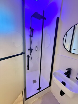 Kahden hengen superior-huone, 1 parisänky, parveke, kaupunkinäköala | Kylpyhuone | Suihku, hiustenkuivaaja, pyyhkeet