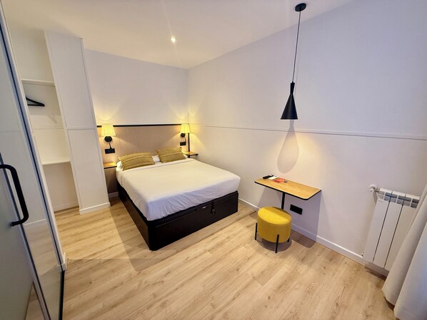 Escritorio, sistema de insonorización, wifi gratis y ropa de cama 