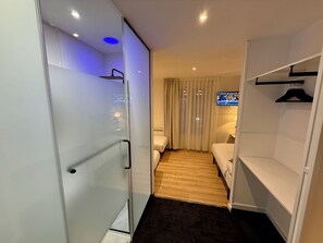 Standard Triple Room, 3 Twin Beds, Balcony, City View | Desk, soundproofing, free WiFi, bed sheets