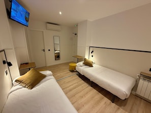 Escritorio, sistema de insonorización, wifi gratis y ropa de cama