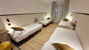 Familie vierpersoonskamer, meerdere bedden, balkon, uitzicht op stad | Een bureau, geluiddichte muren, gratis wifi, beddengoed