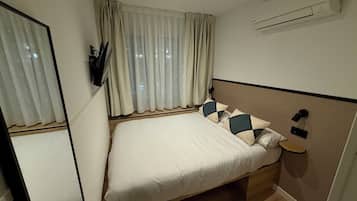 Habitación doble estándar, 1 cama matrimonial, baño privado, vista a la ciudad | Escritorio, insonorización, wifi gratis y ropa de cama