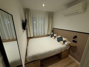 Escritorio, sistema de insonorización, wifi gratis y ropa de cama 