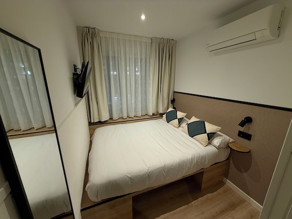 Phòng đôi Tiêu chuẩn, 1 giường đôi, phòng tắm riêng, quang cảnh thành phố | Bàn, phòng cách âm, truy cập Internet không dây miễn phí