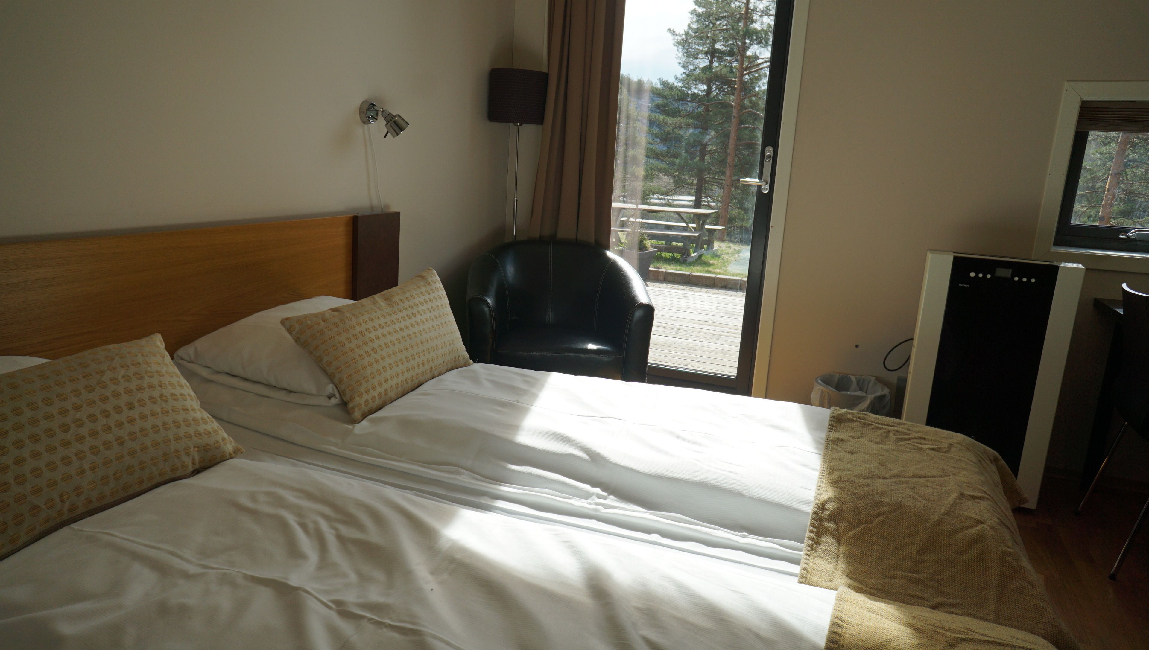 Sengetøy av topp kvalitet, skrivebord, blendingsgardiner og barnesenger