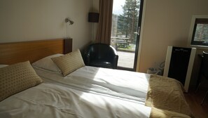 Premium bedding, desk, blackout drapes, cribs/infant beds