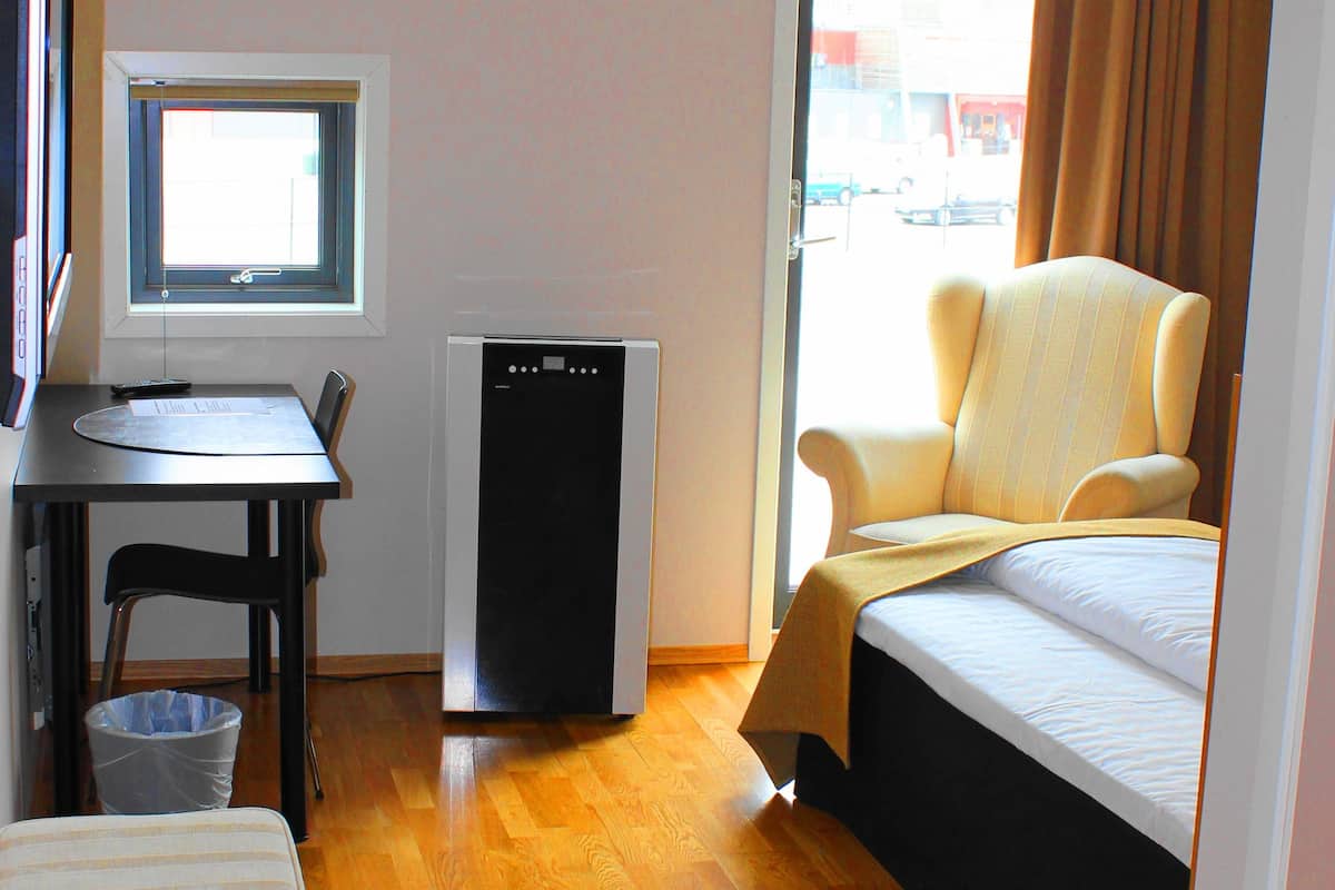 Habitación individual | Ropa de cama de alta calidad, escritorio, cortinas blackout y cunas