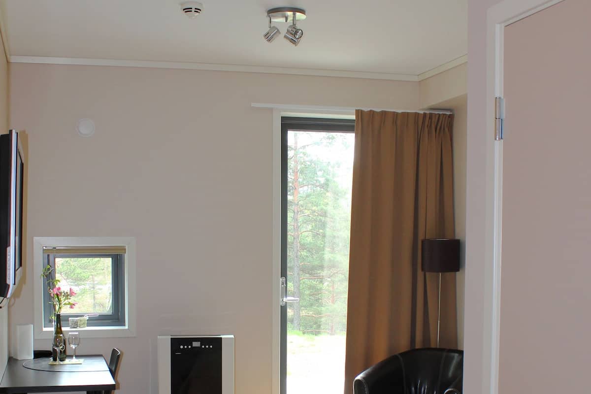 Premium bedding, desk, blackout drapes, cribs (surcharge)