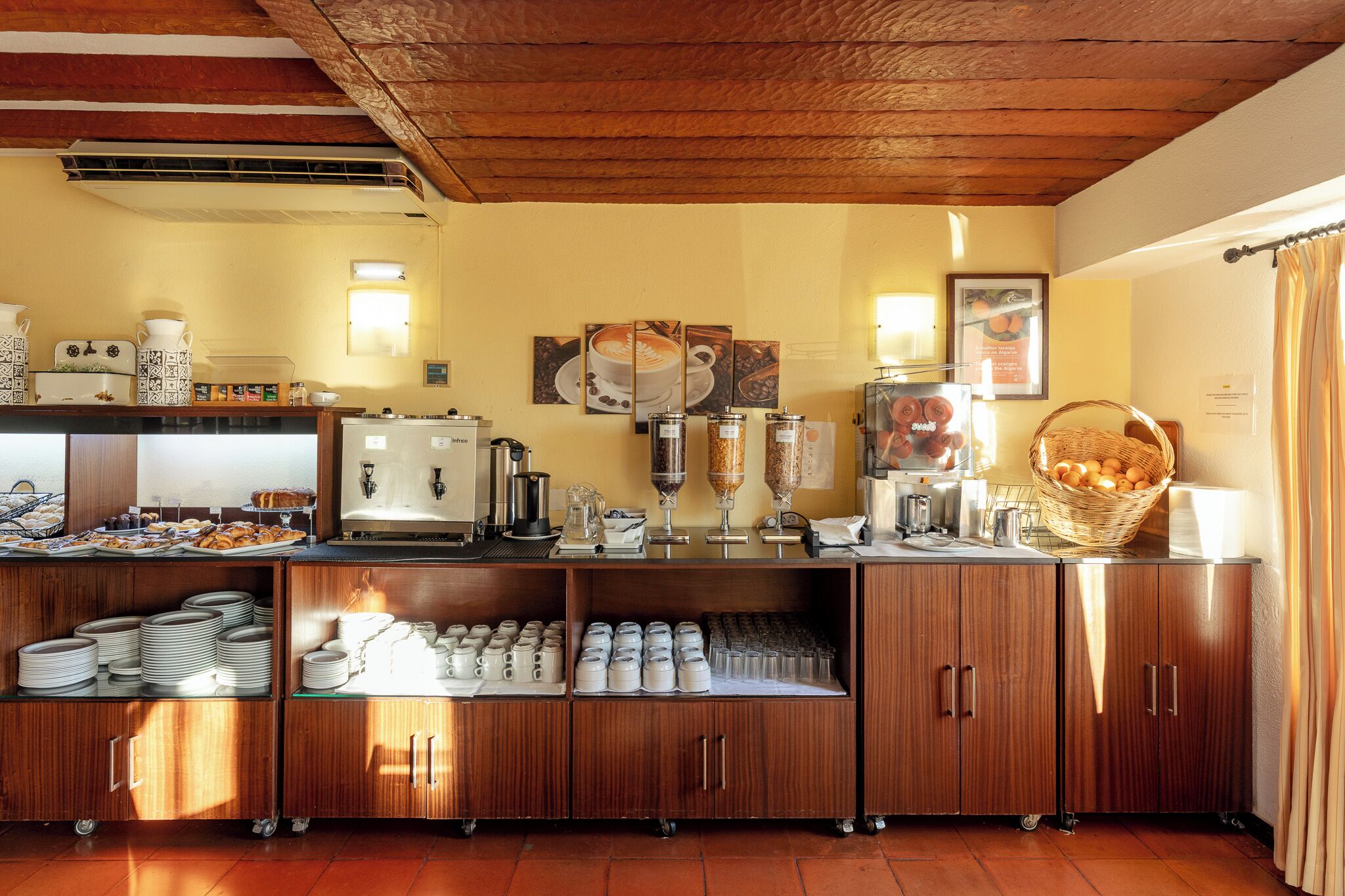 Un buffet proposant une variété de plats, des machines à café et un présentoir à café.