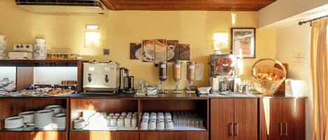 Un buffet proposant une variété de plats, des machines à café et un présentoir à café.