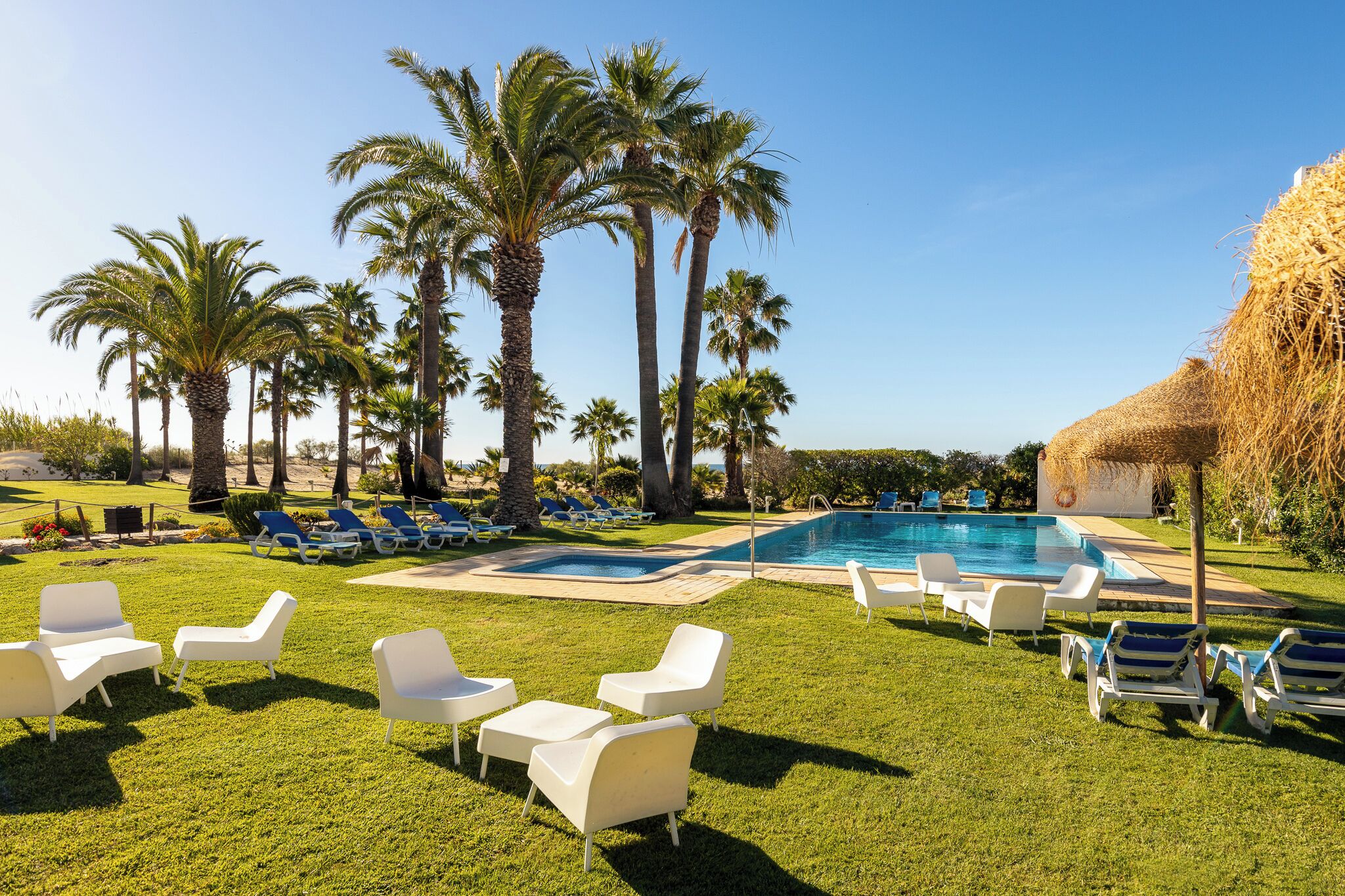 Piscine extérieure, chaises longues
