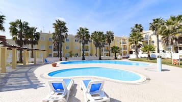Outdoor pool, pool loungers