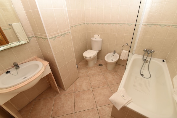 A bathroom with a sink, toilet, bidet, and bathtub. - Praia da Lota Resort – Hotel & Apartments (Vila Real Santo Antonio)