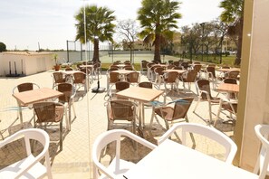 Quầy bar bên hồ bơi