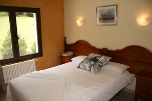 Escritorio, espacio para trabajar con laptop y wifi gratis 