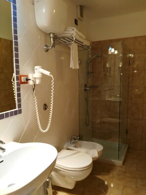 Kostenlose Toilettenartikel, Haartrockner, Handtücher