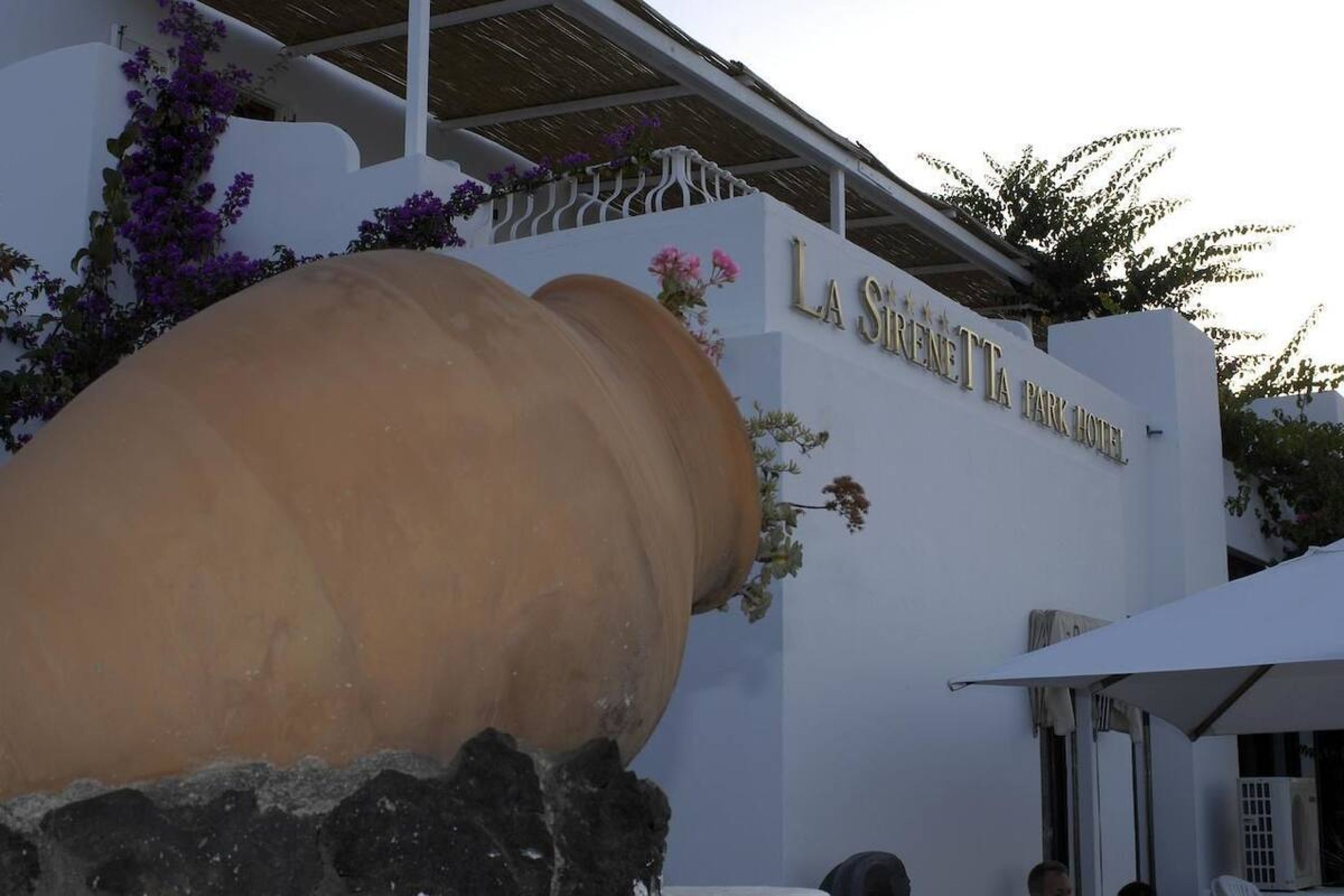A building with a large, cylindrical structure in front, and a sign that reads "LA SIRENTA PARK HOTEL".