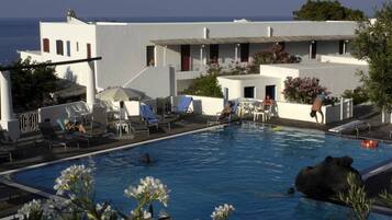 Piscine extérieure (ouverte en saison), parasols de plage