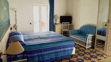 Chambre Double Supérieure, vue mer | Minibar, coffres-forts dans les chambres, ameublement personnalisé