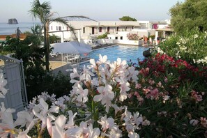 Piscine extérieure (ouverte en saison), parasols de plage