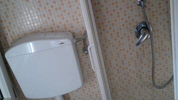Shower, free toiletries, towels