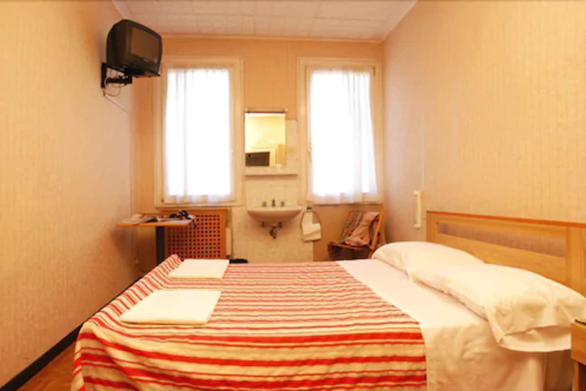 Tweepersoonskamer, gedeelde badkamer | Een bureau, gratis babybedden, extra bedden, gratis wifi
