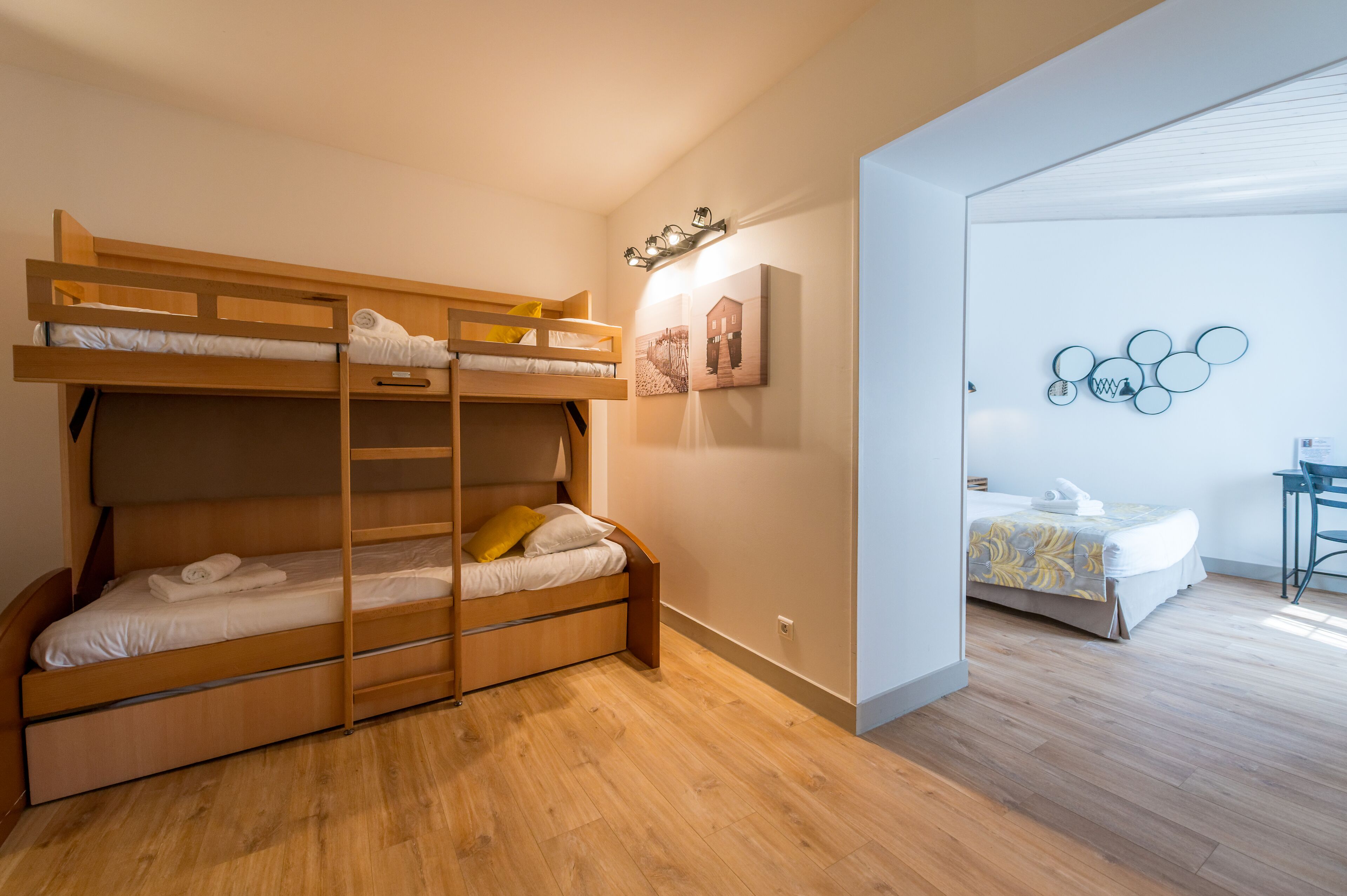 Een kamer met een stapelbed, een bureau en een stoel.