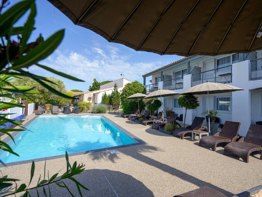 Een seizoensgebonden buitenzwembad en parasols bij het zwembad