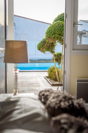 Comfort Double Room | In-room safe, desk, soundproofing, iron/ironing board. Hôtel Le Peu Breton
