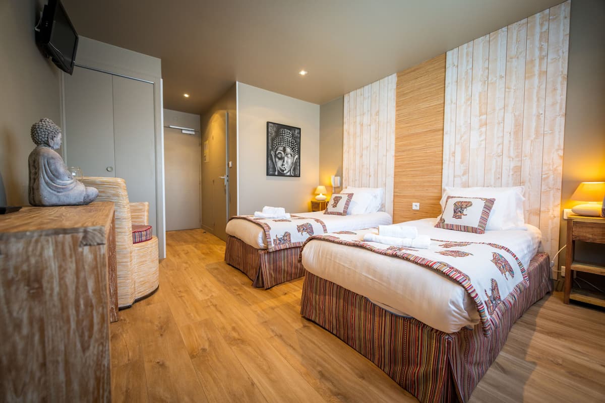 twin room | in-room safe, desk, soundproofing, iron/ironing board