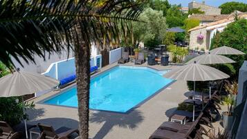 Piscina a l'aire lliure de temporada (horari: 10:00-20:00) i para-sols