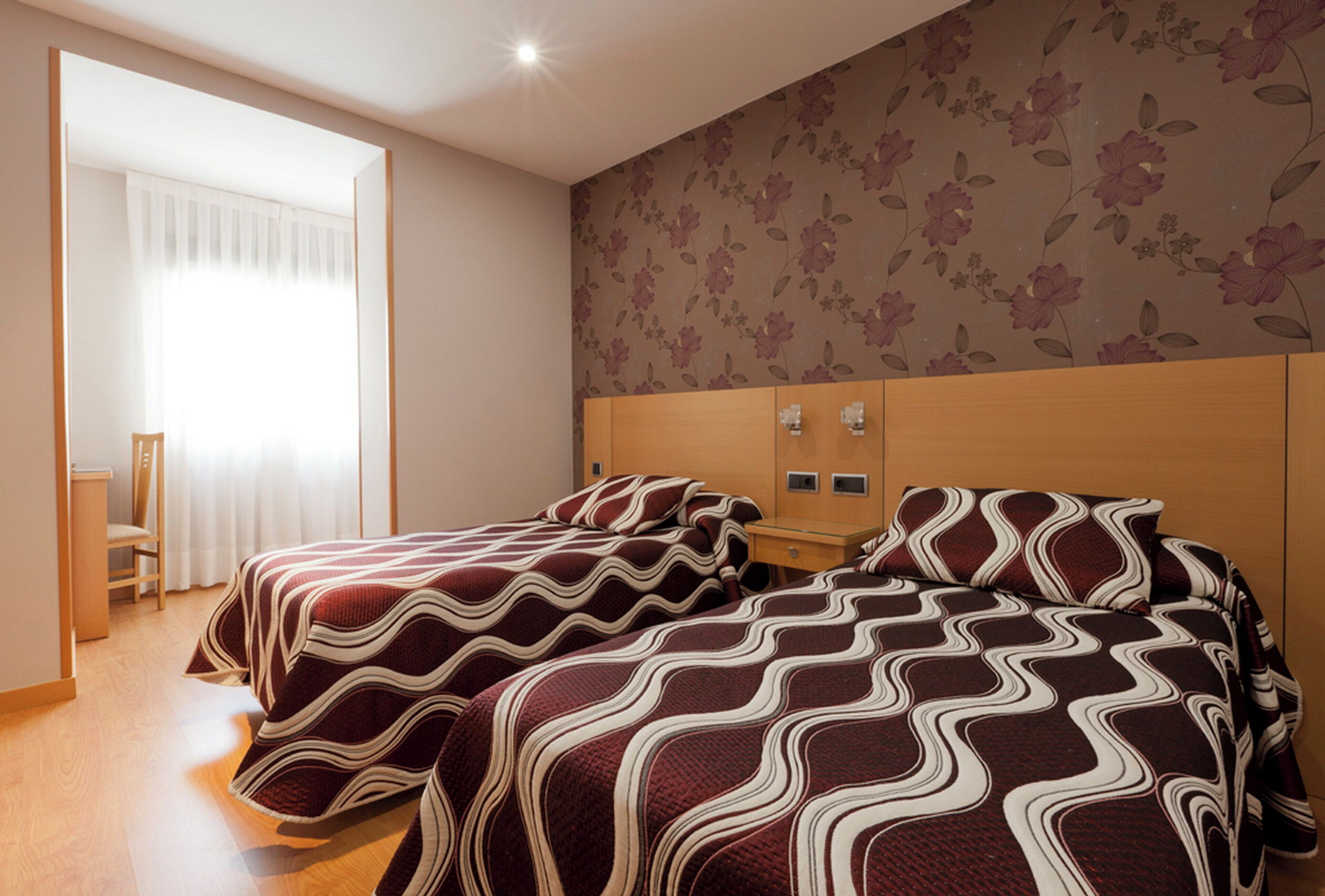 Roupas de cama premium, escrivaninha, cortinas blackout