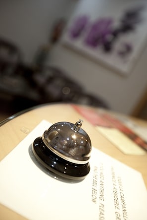 A black bell with a transparent dome on a white sign with text. - Jemasaca Palma 61 (Madrid)