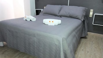 Quarto casal | Roupas de cama premium, escrivaninha, cortinas blackout