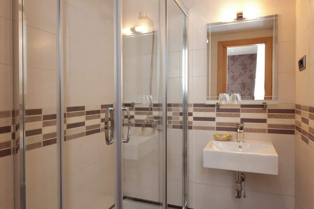 Ylelliset vuodevaatteet, työpöytä, pimennysverhot, silitysrauta/-lauta