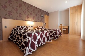 A bedroom with a bed, a desk, and a wardrobe. - Jemasaca Palma 61 (Madrid)