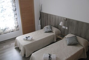 Memory-foam beds, desk, blackout curtains, free cots/infant beds - Hostal Pensió Maricel (Sitges)