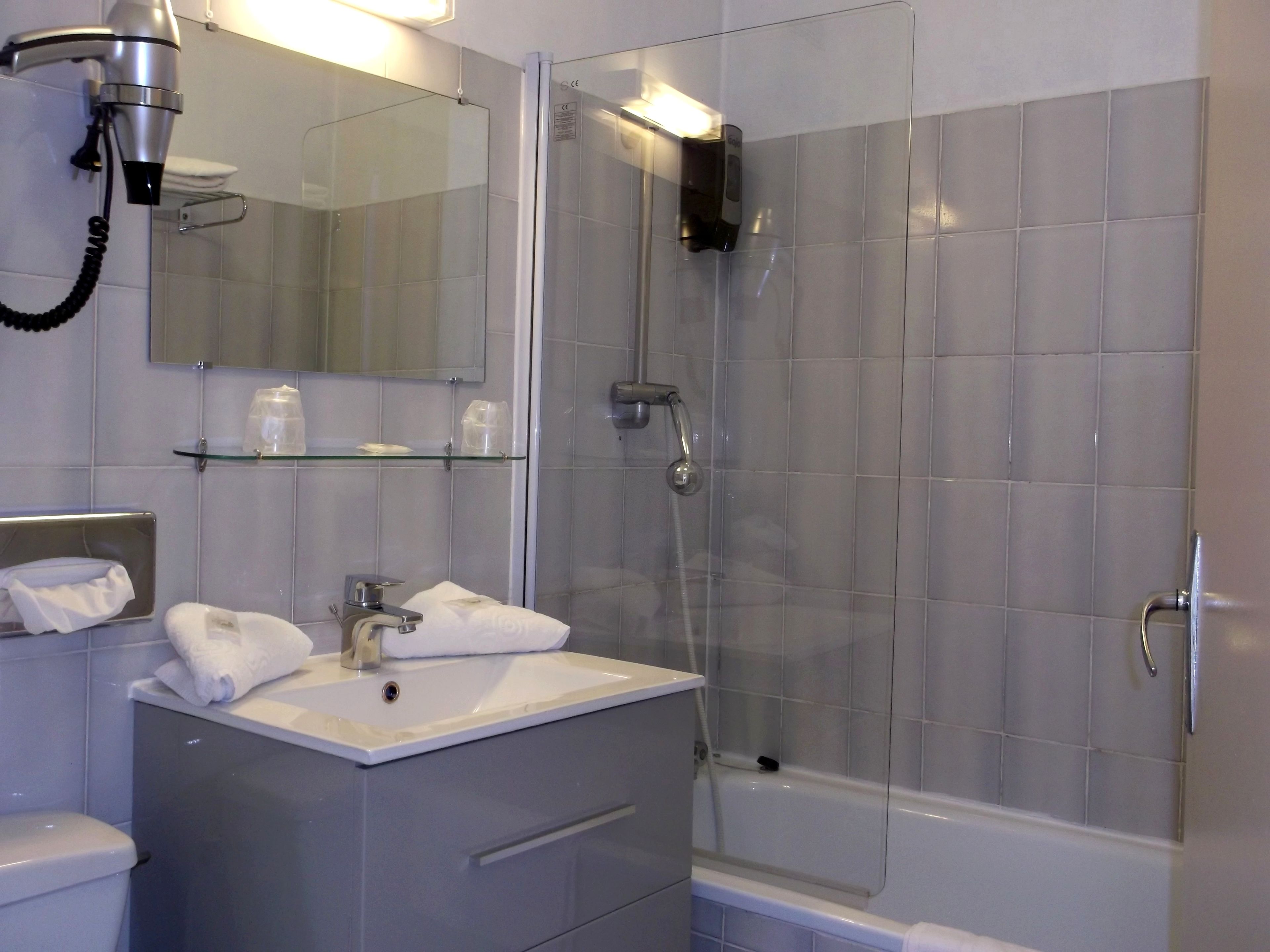 Gratis toiletartikelen, een haardroger, handdoeken, zeep
