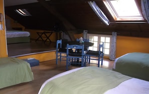 Decoración personalizada, muebles diferentes y cortinas blackout 