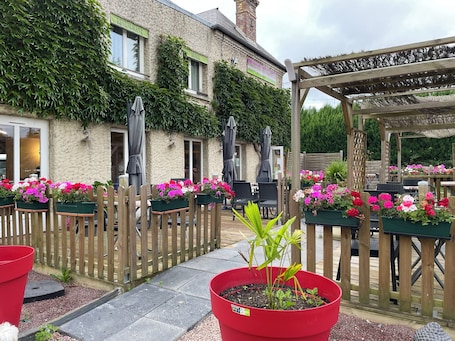 Terrasse/Patio. Auberge Saint Martin