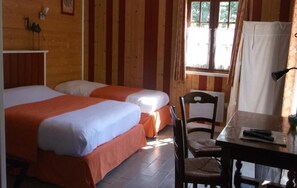 Quadruple Room | Individually decorated, individually furnished, blackout drapes - Auberge Saint Martin (Surville)